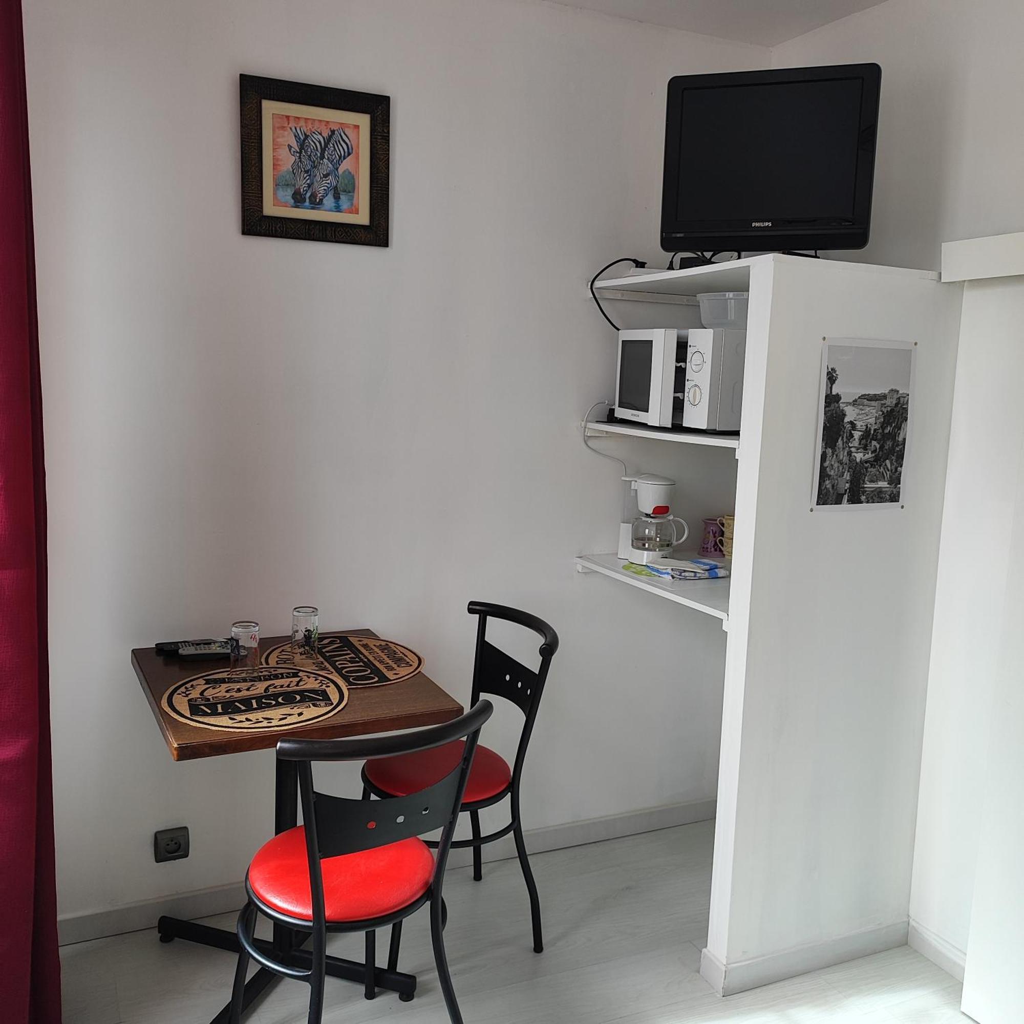 Gite Pour 6 Ou Chambre Pour 2 A Formigny Exterior photo