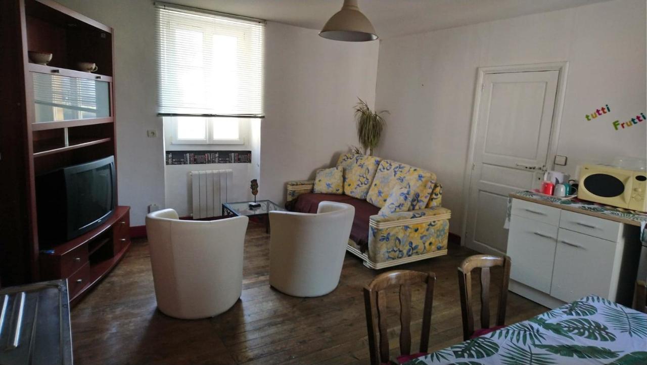 Gite Pour 6 Ou Chambre Pour 2 A Formigny Exterior photo